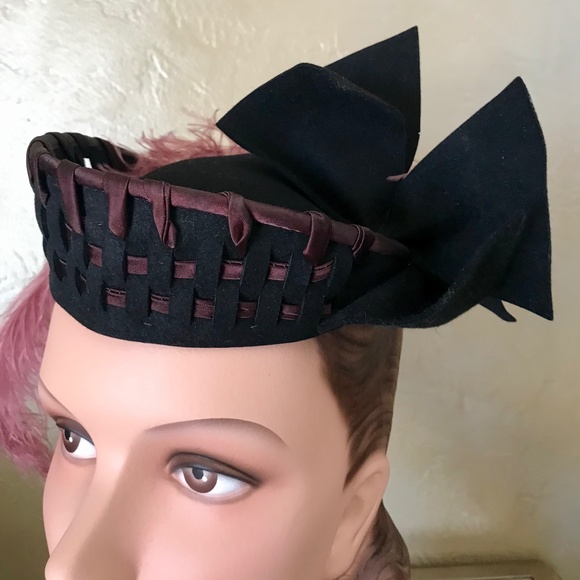 GLAMOROUS 1940s BLACK FELT TOQUE WITH UPTURNED BRIM BRAIDED WITH SATIN STRIPS
